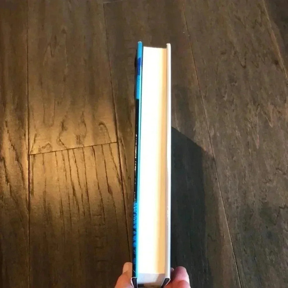 Janet Evanovich Curious Minds Book - never read - Excellent condition - Picture 3 of 5